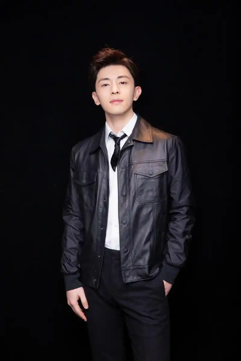 1992年10月21日,邓伦出生于河北省石家庄市.