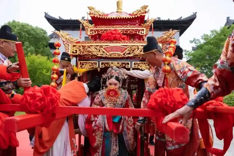 十里红妆,今天又有一对新人在云澜湾举办中式婚礼