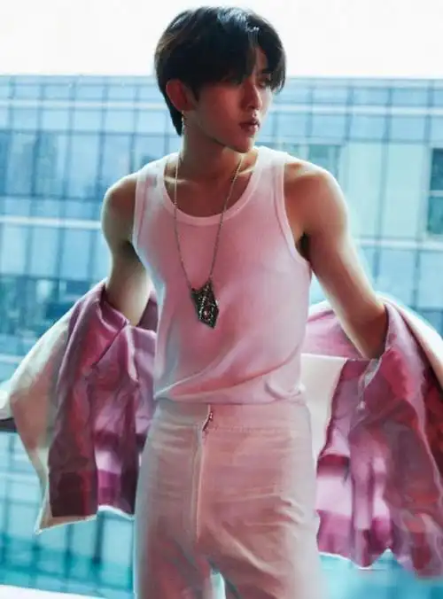 蔡徐坤霸道坐要火了抬腿后腿长逆天不是一米八真做不到