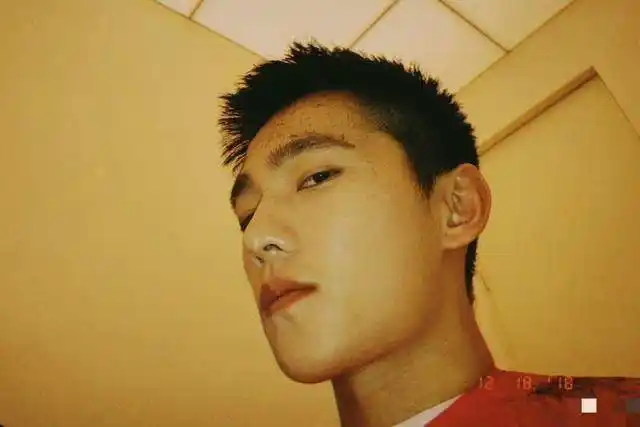 杨洋晒自拍寸头造型太帅,网友却被手臂肌肉惊到:比脸还大!