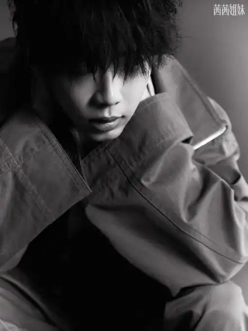 费启鸣黑皮衣配碎盖##费启鸣薄肌线条