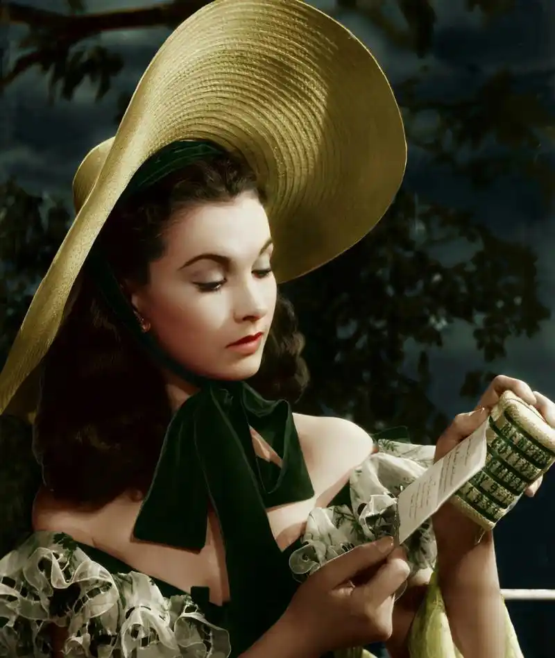 猫系美人费雯丽:演技与美貌并存的乱世佳人,年轻时风华绝代!