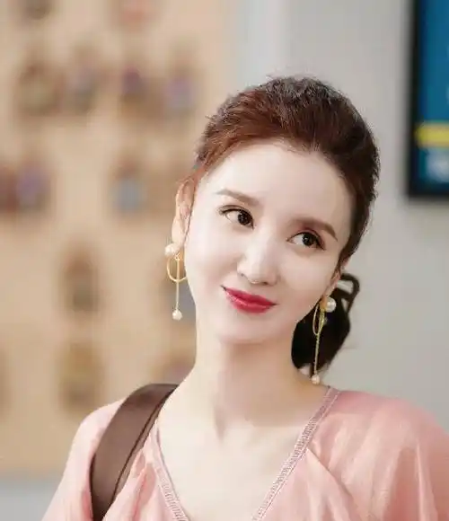 原创罗晋前妻原来身材这么好吊带裙穿小一码这身材能不红吗