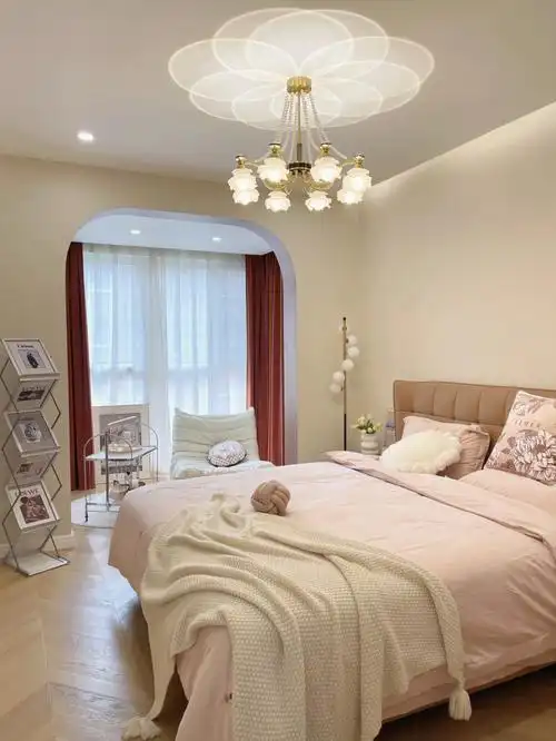 今天给大家分享一下我的奶油色卧室好睡的秘诀～首先墙面颜色的选择