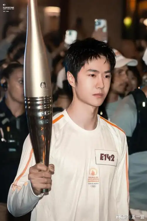 王一博捡起了中国国旗!