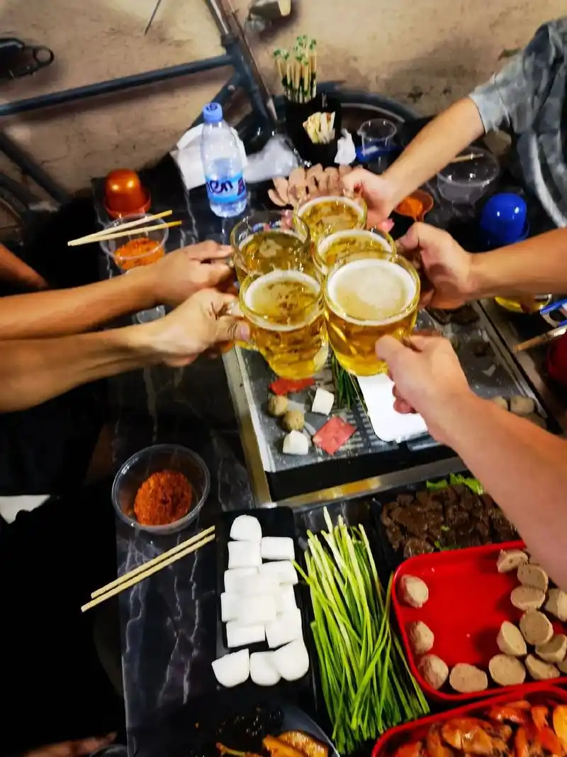 烧烤 #深夜放毒 小老弟又来挑战骰子了  欢迎来玩  来围 - 抖音