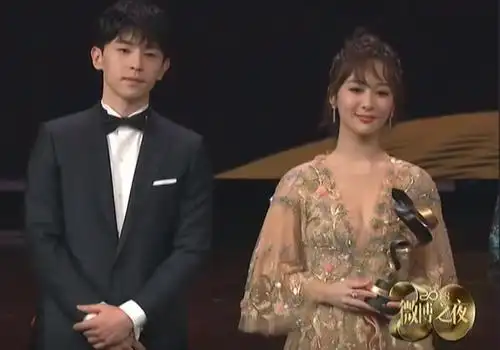 邓伦杨紫同框双方粉丝又开撕网友直呼心疼他俩