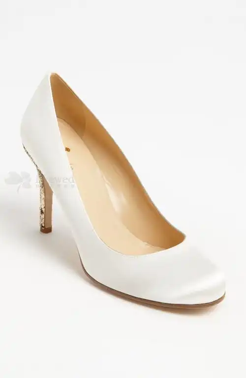 白色的缎面婚鞋