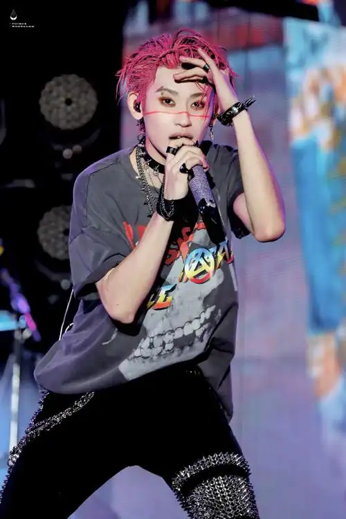 小鬼王琳凯超话93#小鬼王琳凯音乐节#210417成都ayo音乐节粉色杀手