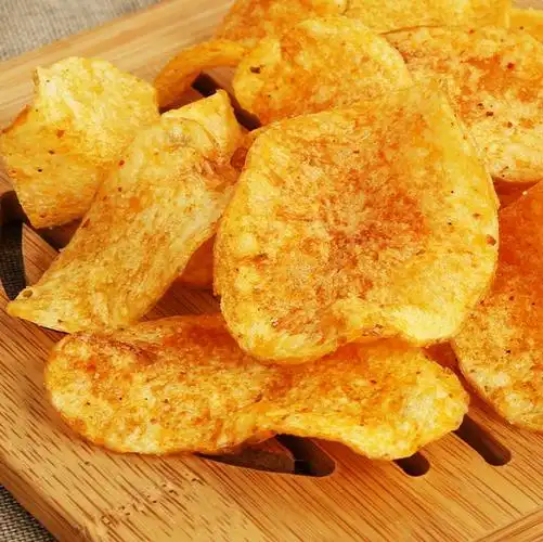 切土豆片时注意不宜太厚,炸土豆片一定要确保土豆片表面没有水分时