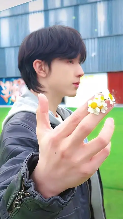 送你一朵小花花🌸帅郭这手好好看