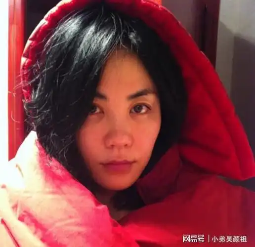 52岁王菲近照曝光短发飘逸似少女清瘦现身天后气场十足