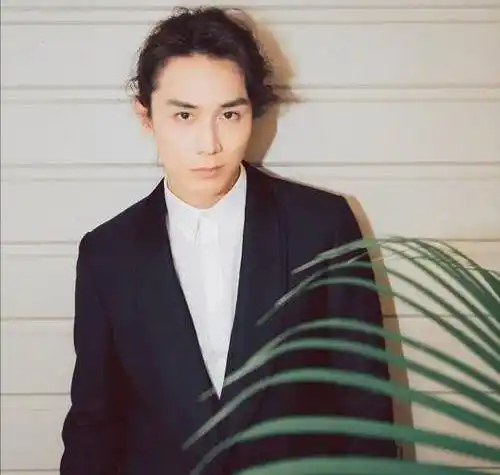 37岁的李承铉为爱甘做奶爸,靠自身披荆斩棘,摆脱戚薇老公的标签_女儿