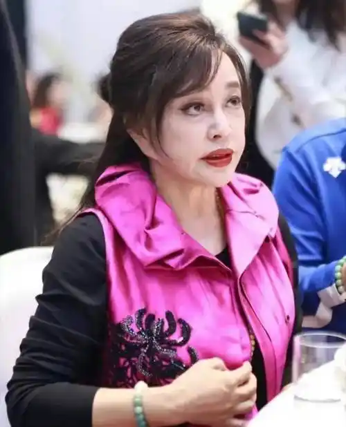 刘晓庆生图曝光,脸凹凸不平,腮帮子一边高一边低,几乎快认不出