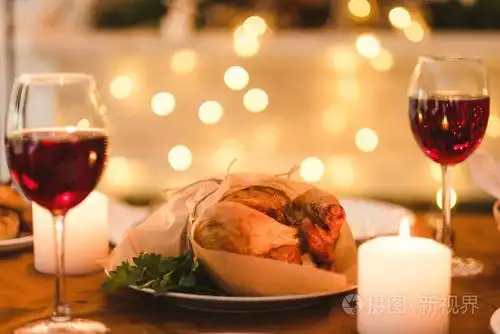 浪漫自制晚间家庭晚餐