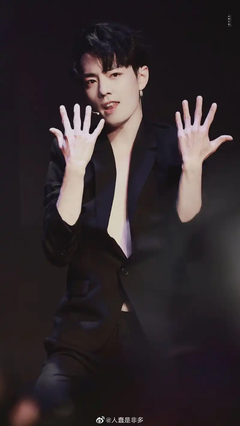 肖战也太撩人了吧,西装跪,领带杀,awsl