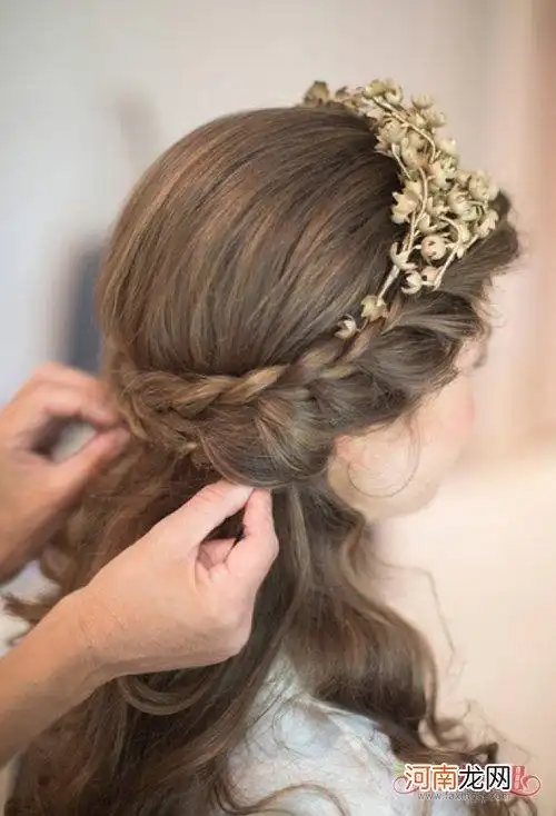 长脸型女生新奇编发呈现温柔风范 _国外风情的编发造型