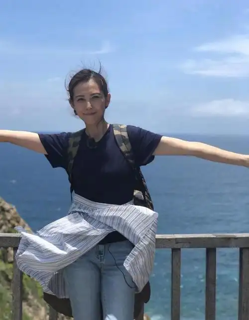 46岁蔡少芬越发年轻穿t恤配牛仔裤去度假生了3娃身材还是很赞