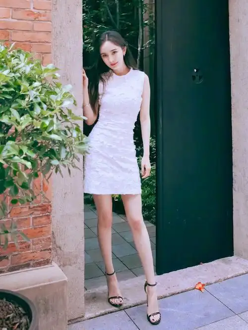 结合黑色一字带凉鞋,修饰大长腿