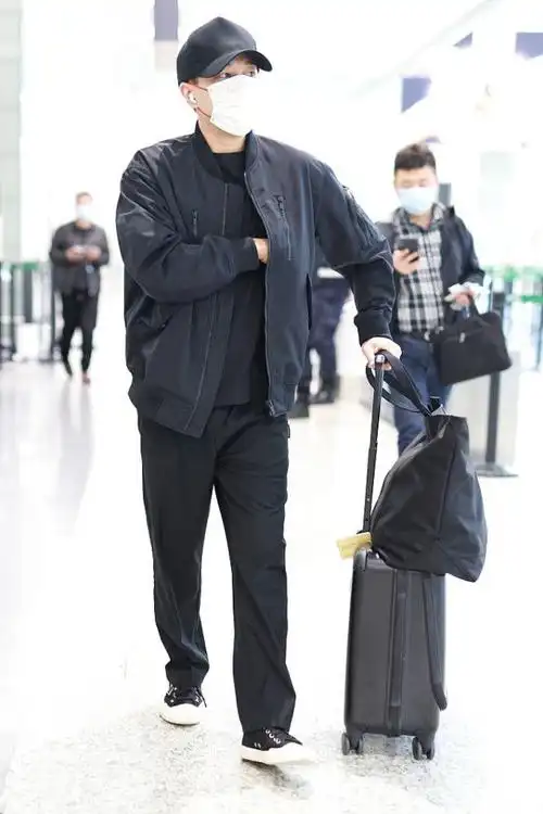 刘恺威现身外穿黑色夹克下搭黑色裤子这么酷一点都不显老