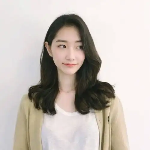 凸显温柔气质的中长发发型