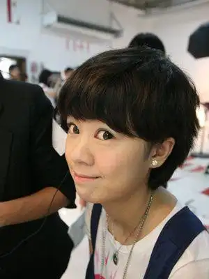 调皮可爱的郁可唯,素颜有一点点苍白,但是挡不住那精灵般的气质.