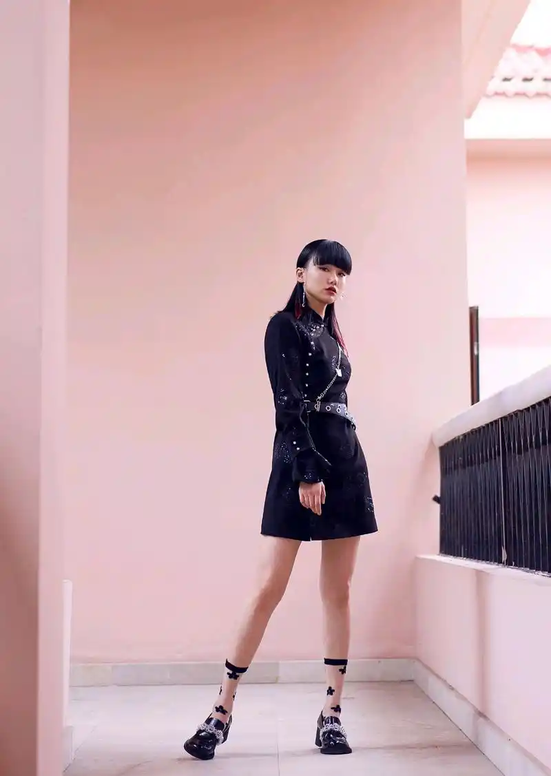 原创黄龄厉害了,轻松驾驭"公主切"刘海,一身黑穿搭look,气质出众