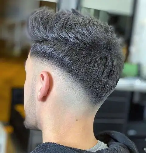 男士渐变发型(二)侧面的头发,不但剪出分明的层次感,而且还有弧度,看