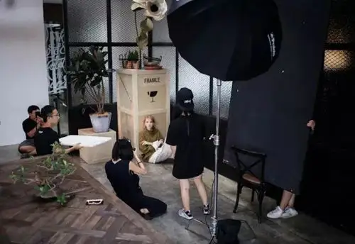 室内人像摄影技巧如何营造柔和自然的室内光线