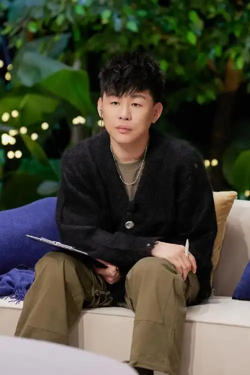 【#再见爱人#高清剧照】看到@胡彦斌由专注追综的认真到上扬嘴角的