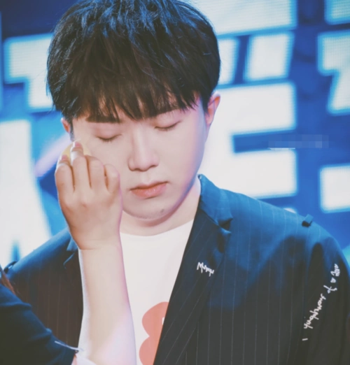 不戴眼镜的毛不易有多帅看到他补妆时的模样是恋爱的感觉