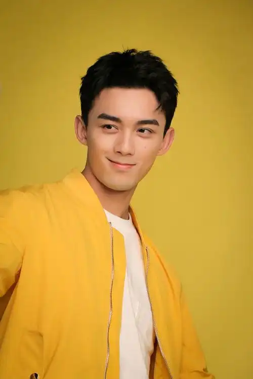 吴磊广告拍摄花絮释出依旧青春活力浓眉大眼笑容治愈少年感满满