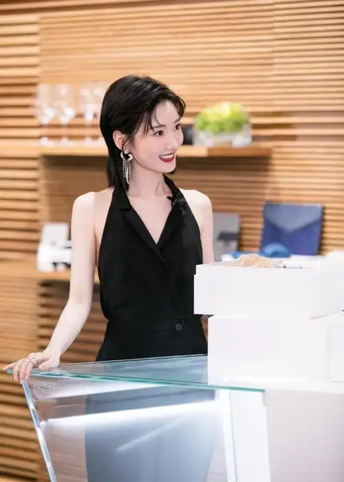 【9.17 毛晓彤】齐肩短发干脆利落,英气飒爽尽显耀.