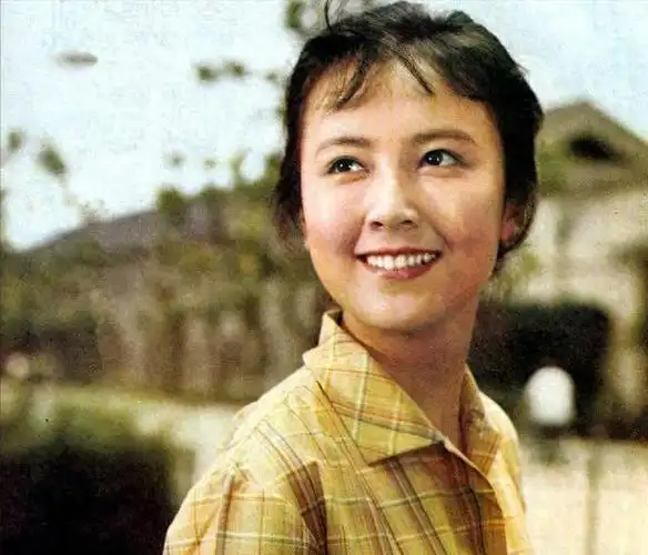 看到67岁赵静老年期打扮才明白女人直面衰老比刻意扮嫩更美