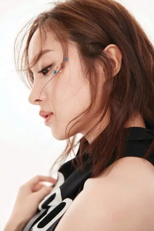 明星 胡冰卿露肩无袖打扮时尚动人写真图片 胡冰卿图片 (7/ 7) 2017