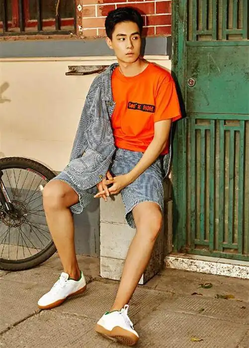 胡一天杂志上的造型挺帅的,不过这身体还不够健硕!