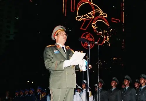 1997年7月1日零时,中国人民解放军驻香港部队政委熊自仁将军在升国旗