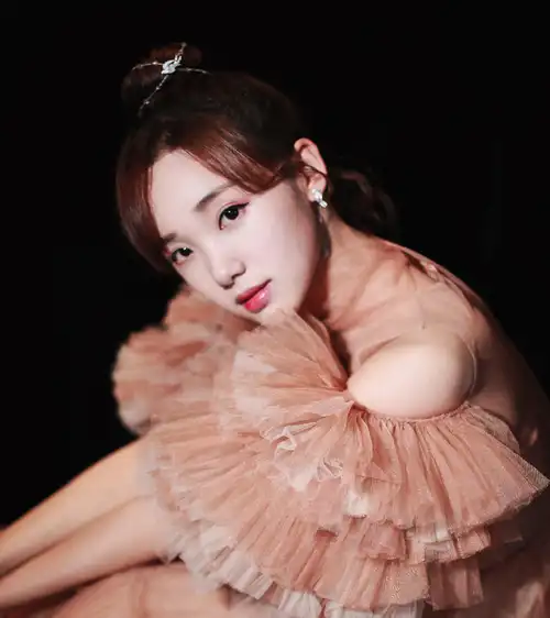 吕小雨薄纱长裙穿不出美感,衣袖堆出"8层",网友:抹胸才尴尬