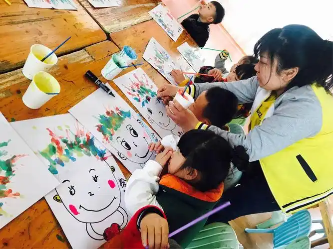 明日之星幼儿园美术兴趣班(中班组)第四课创意吹画"飞舞的头发"