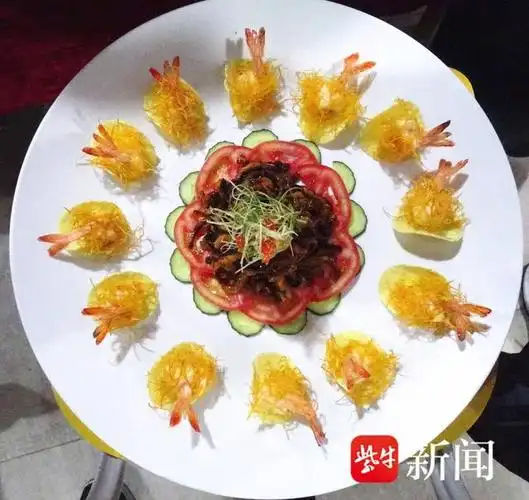 扬子晚报/紫牛新闻记者现场注意到,从刀工到火候,从装盘到造型,从传承