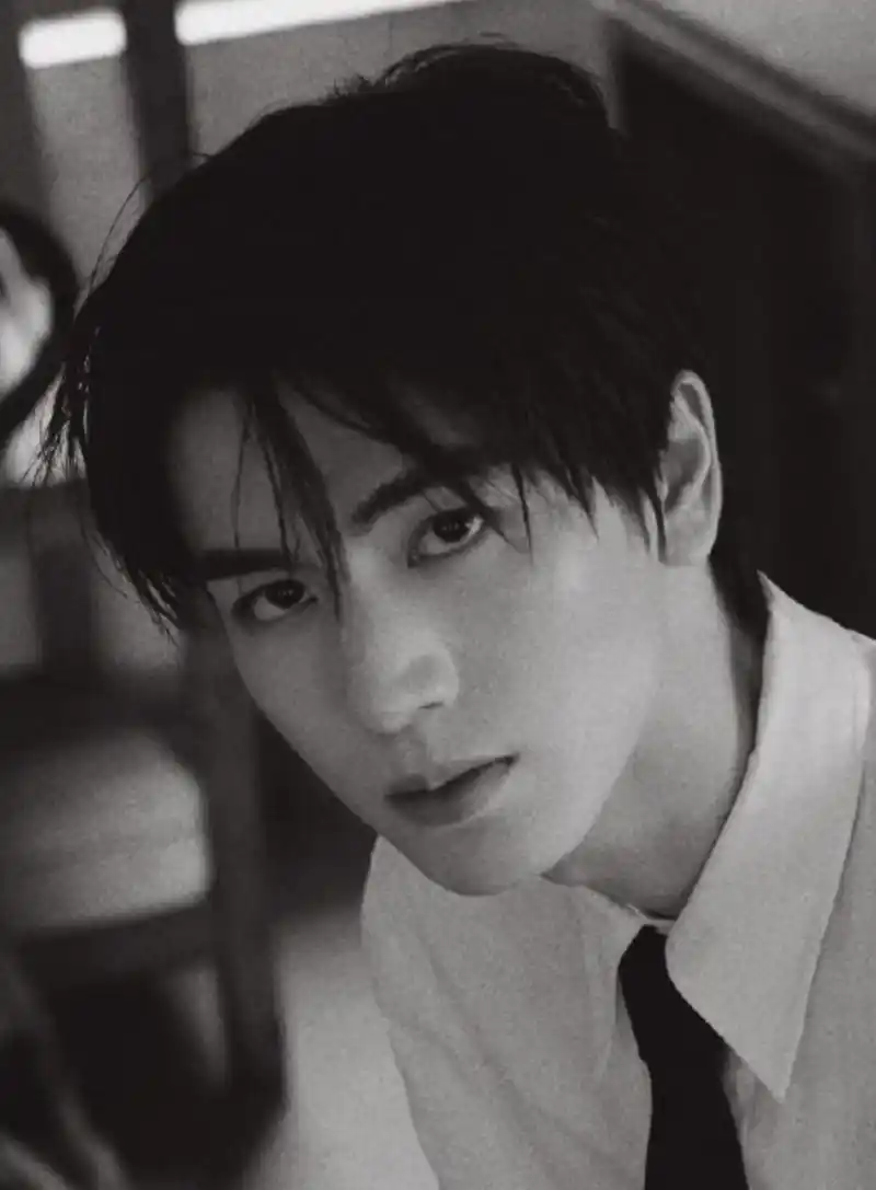 张凌赫晒黑白色调帅照,有高冷学长的既视感了,忧郁的眼神加上略显凌乱