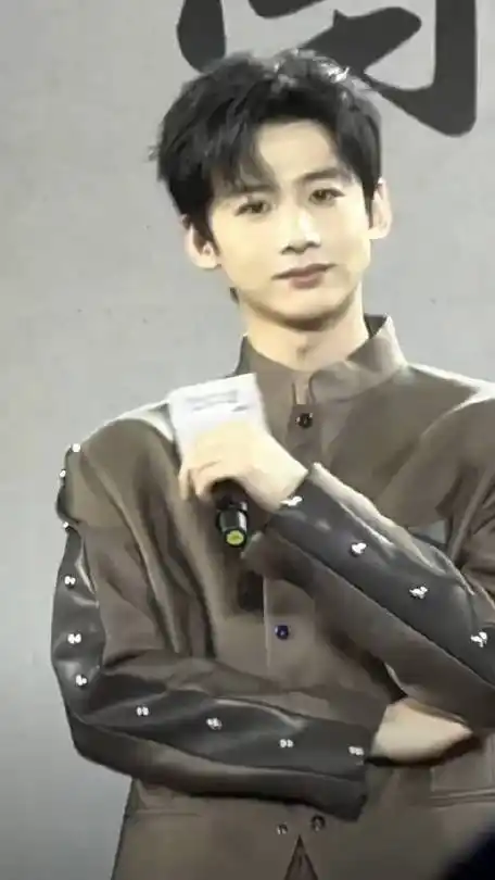 不同感觉让人眼前一亮白敬亭丨#白敬亭倒拿手机#小羊打个响嗝的微博