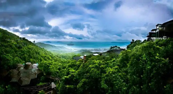 中国最南端的热带旅游城市——三亚,在北纬18