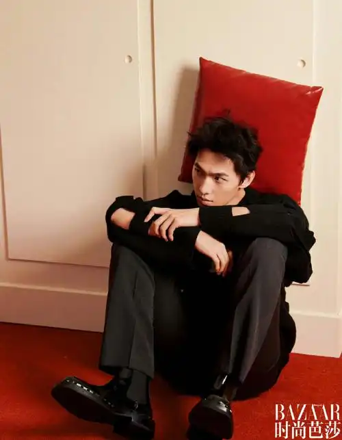 杨洋时尚芭莎八月刊封面