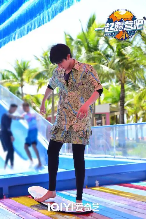 一起露营吧#浅放一下海边小源@tfboys-王源帅照,冲浪少年眼神坚定