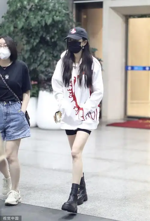 长沙,杨幂抵达黄花机场,她身着白色帽衫,搭配黑色皮短裤,脚踩黑色靴子