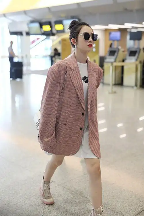 孟美岐机场西装街拍照图片,分享一组孟美岐图片给大家,图中的明星图片