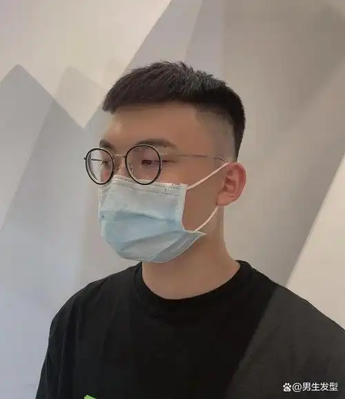 男生的发型,虽然有些是比较百搭的,但是如果能够根据自己的脸型和发质