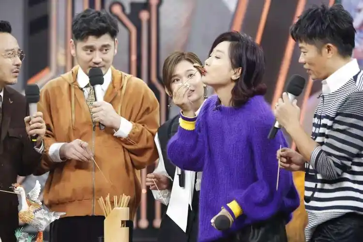 凤凰传奇携新人亮相天天向上曾毅现场取经捆闸蟹