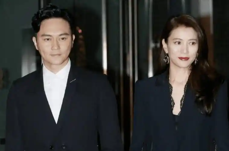 53岁张智霖香港街头现身!豪车傍身陪袁咏仪扫货,风采不减当年